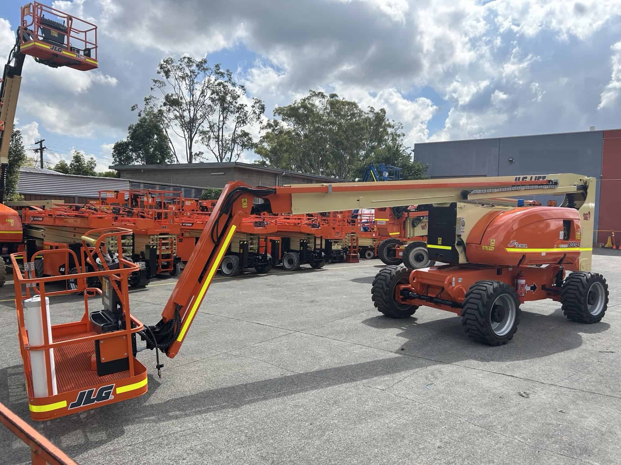 Used 80ft Knuckle boom lift - JLG 800AJ – 10-year recertified