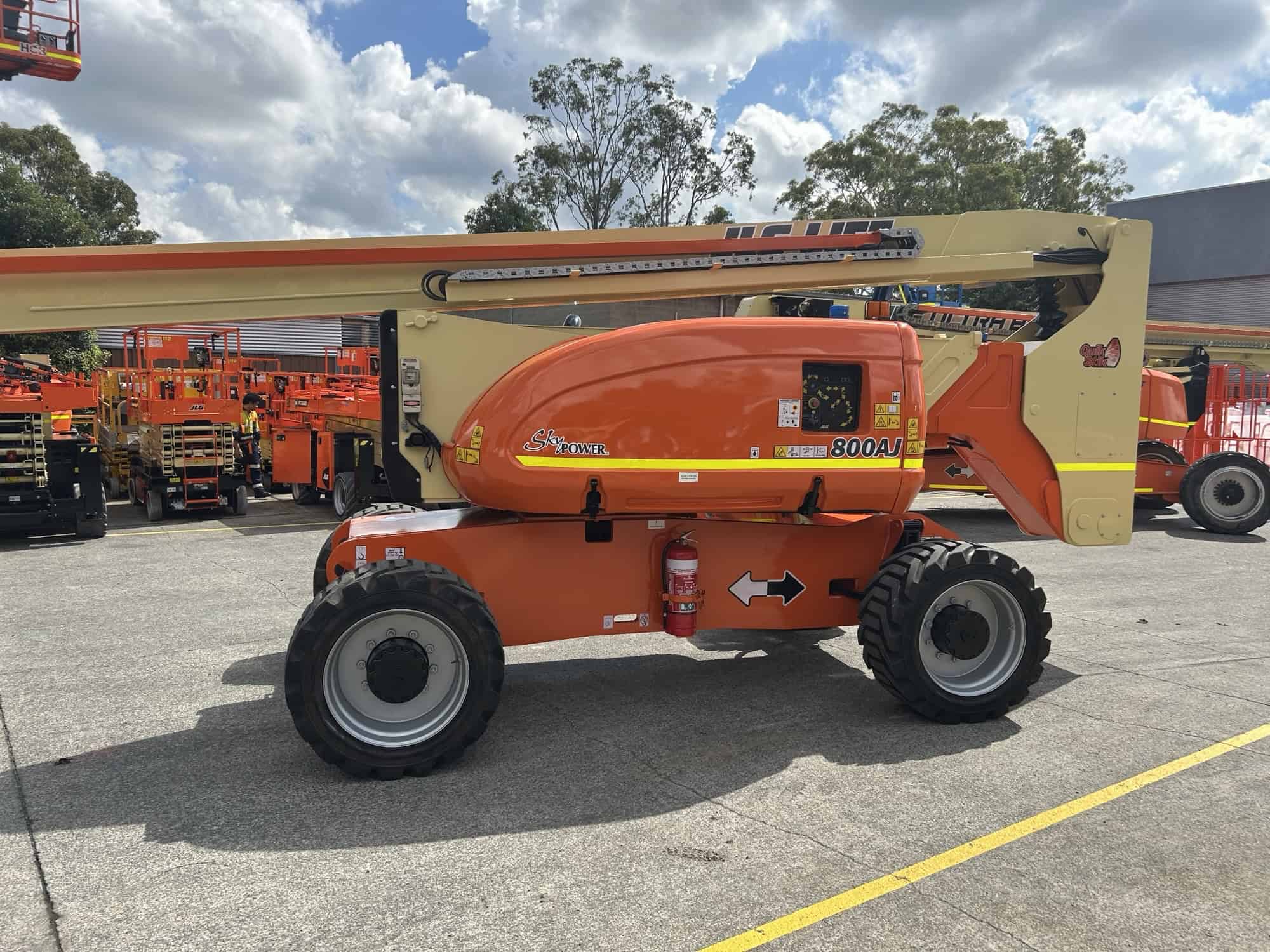Used 80ft Knuckle boom lift - JLG 800AJ – 10-year recertified - Image 2