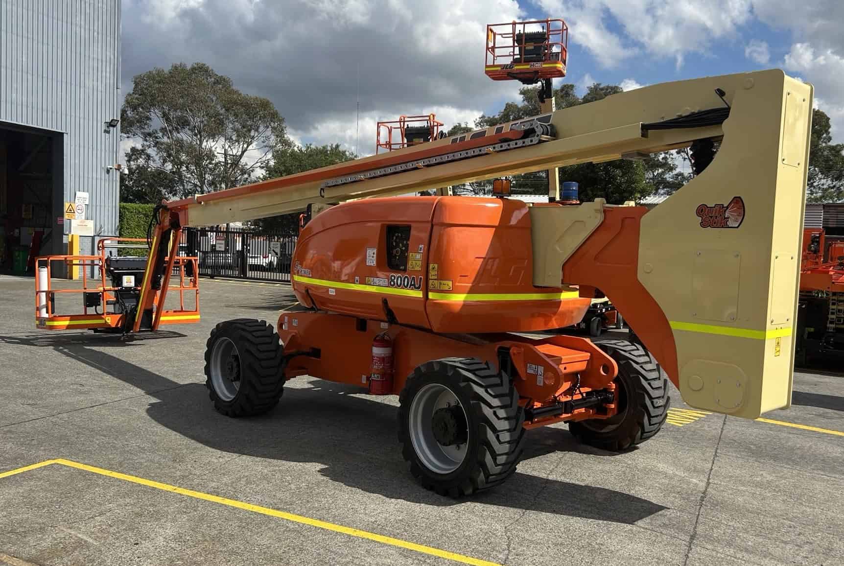 Used 80ft Knuckle boom lift - JLG 800AJ – 10-year recertified - Image 3