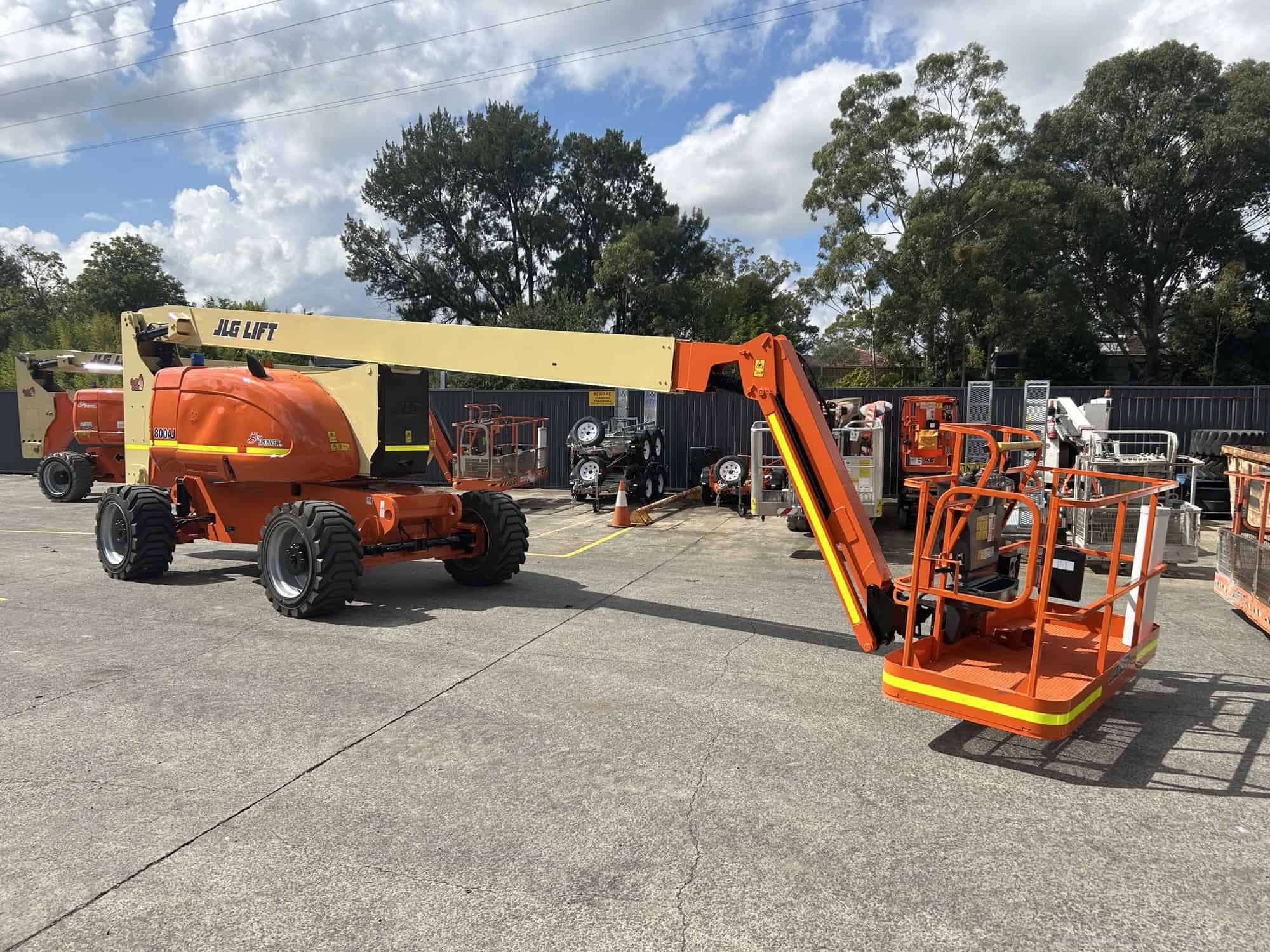 Used 80ft Knuckle boom lift - JLG 800AJ – 10-year recertified - Image 4