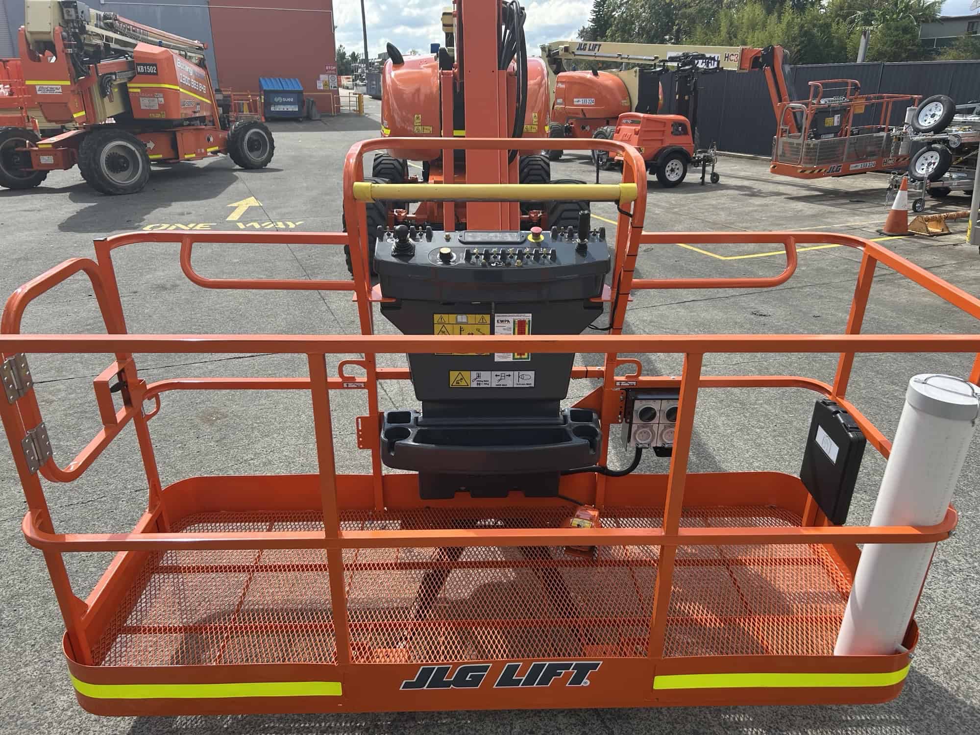 Used 80ft Knuckle boom lift - JLG 800AJ – 10-year recertified - Image 5
