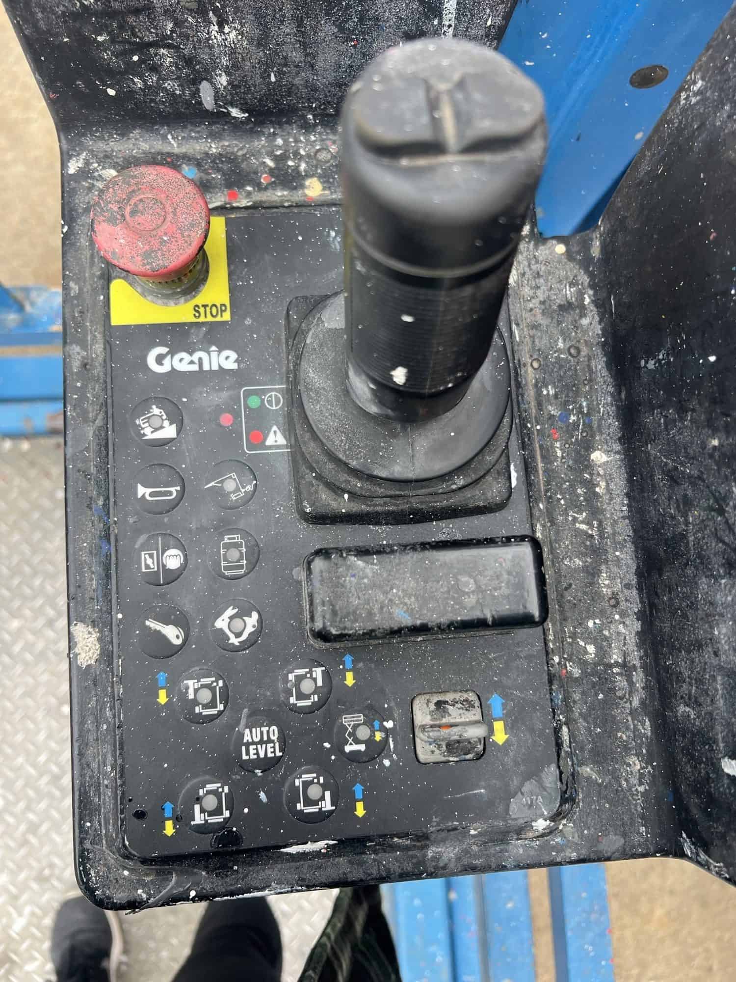 Used Genie 33ft Diesel 4WD Scissor lift – 9.75m deck height with 11.75m reach - Image 4