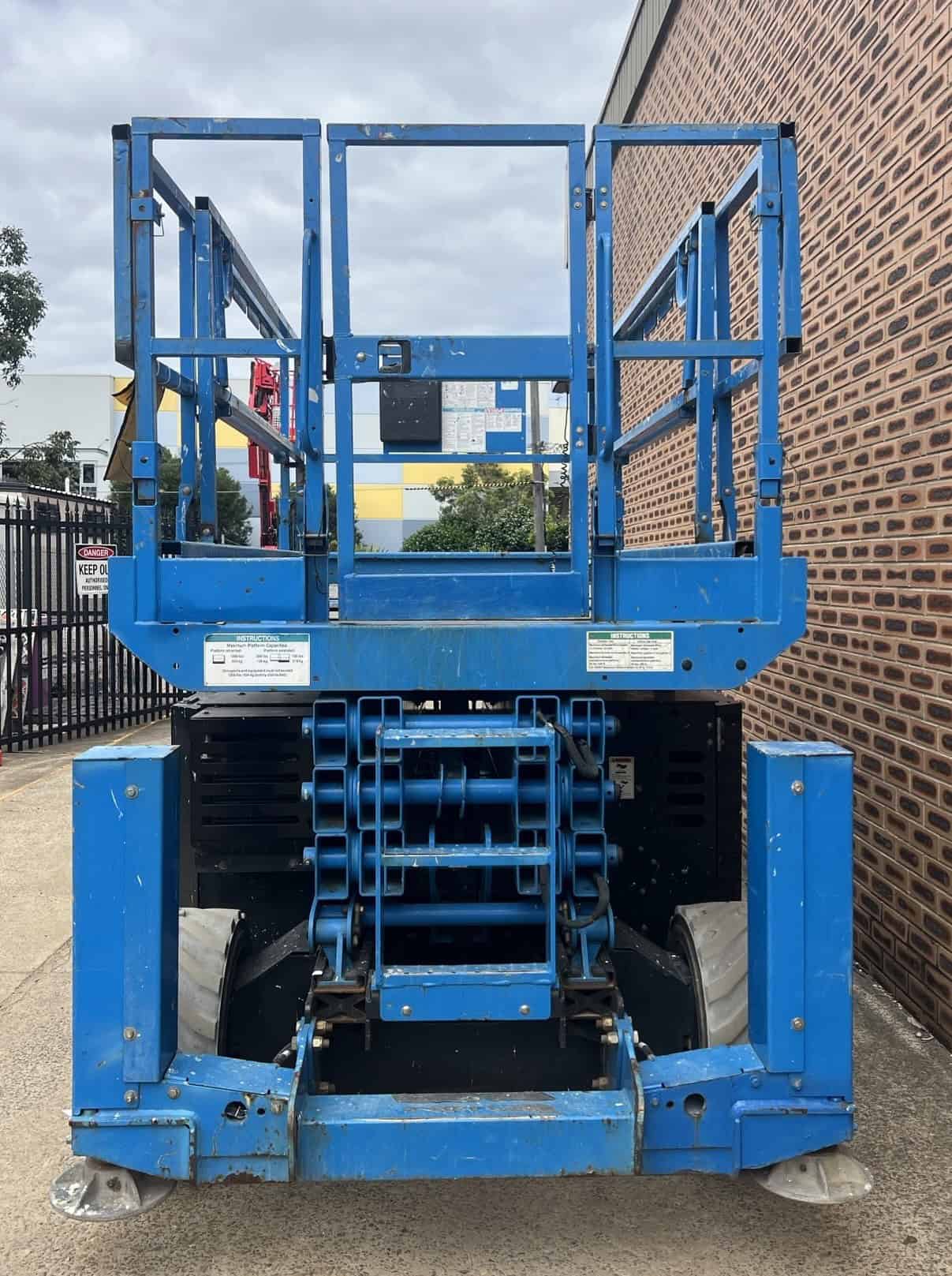 Used Genie 33ft Diesel 4WD Scissor lift – 9.75m deck height with 11.75m reach - Image 10