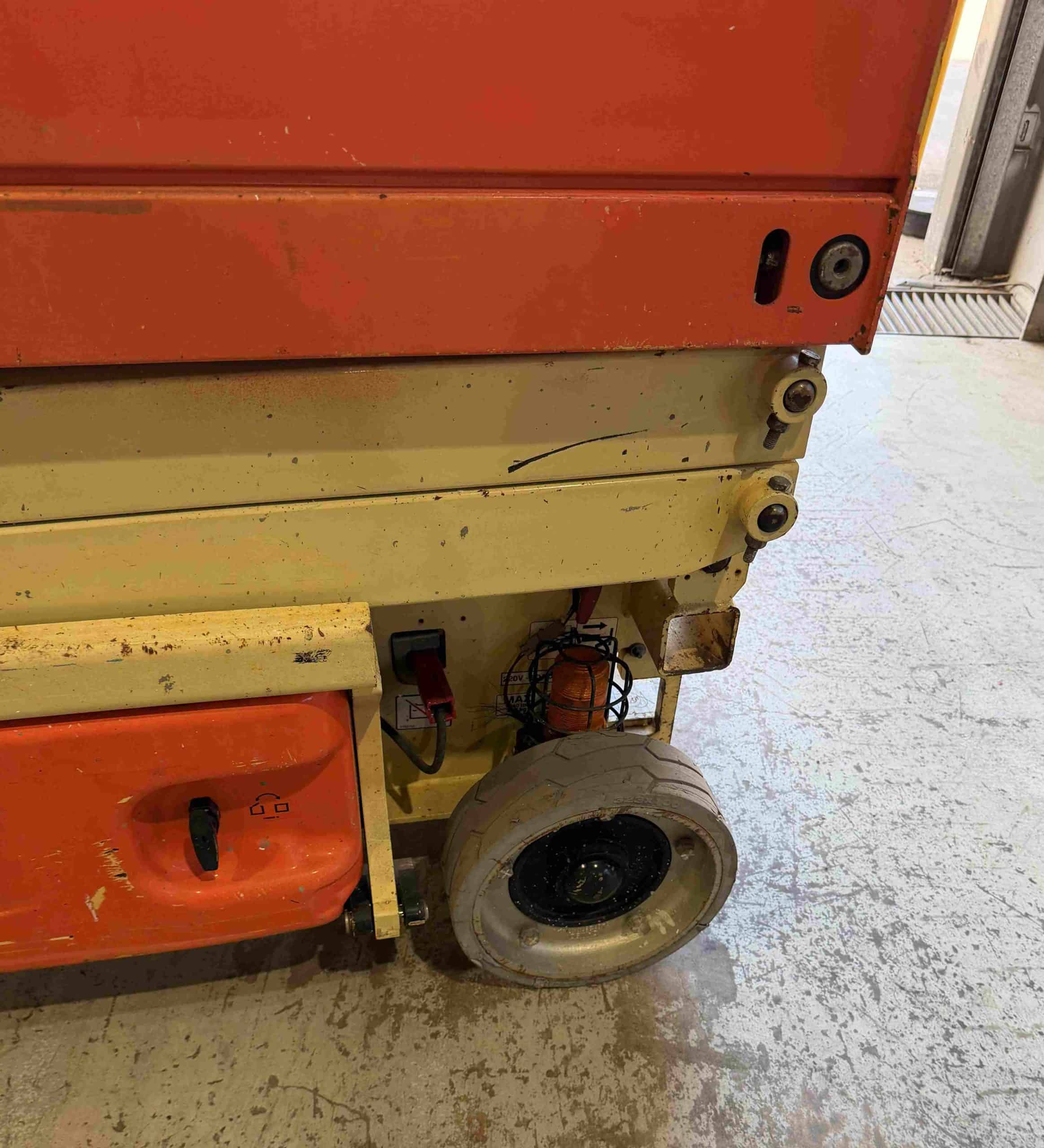 Used JLG 19ft electric scissor lift Model - 1930ES - Image 4