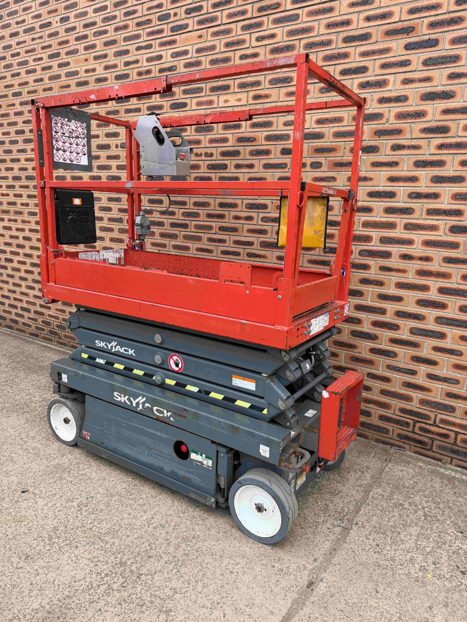 Used 19ft Electric Scissor Lift Skyjack - Image 5
