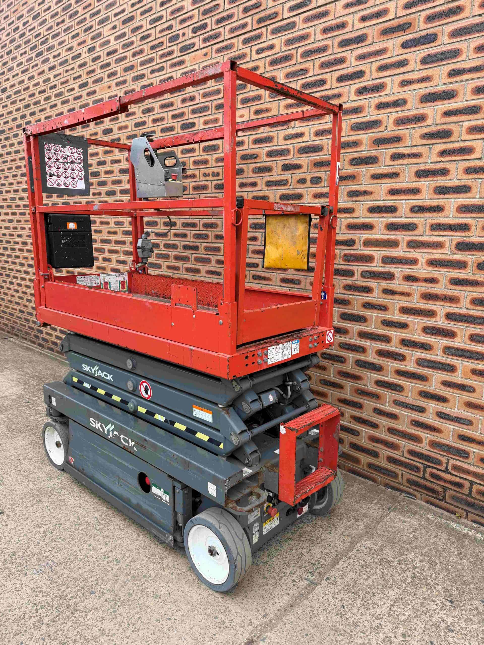 Used 19ft Electric Scissor Lift Skyjack - Image 8