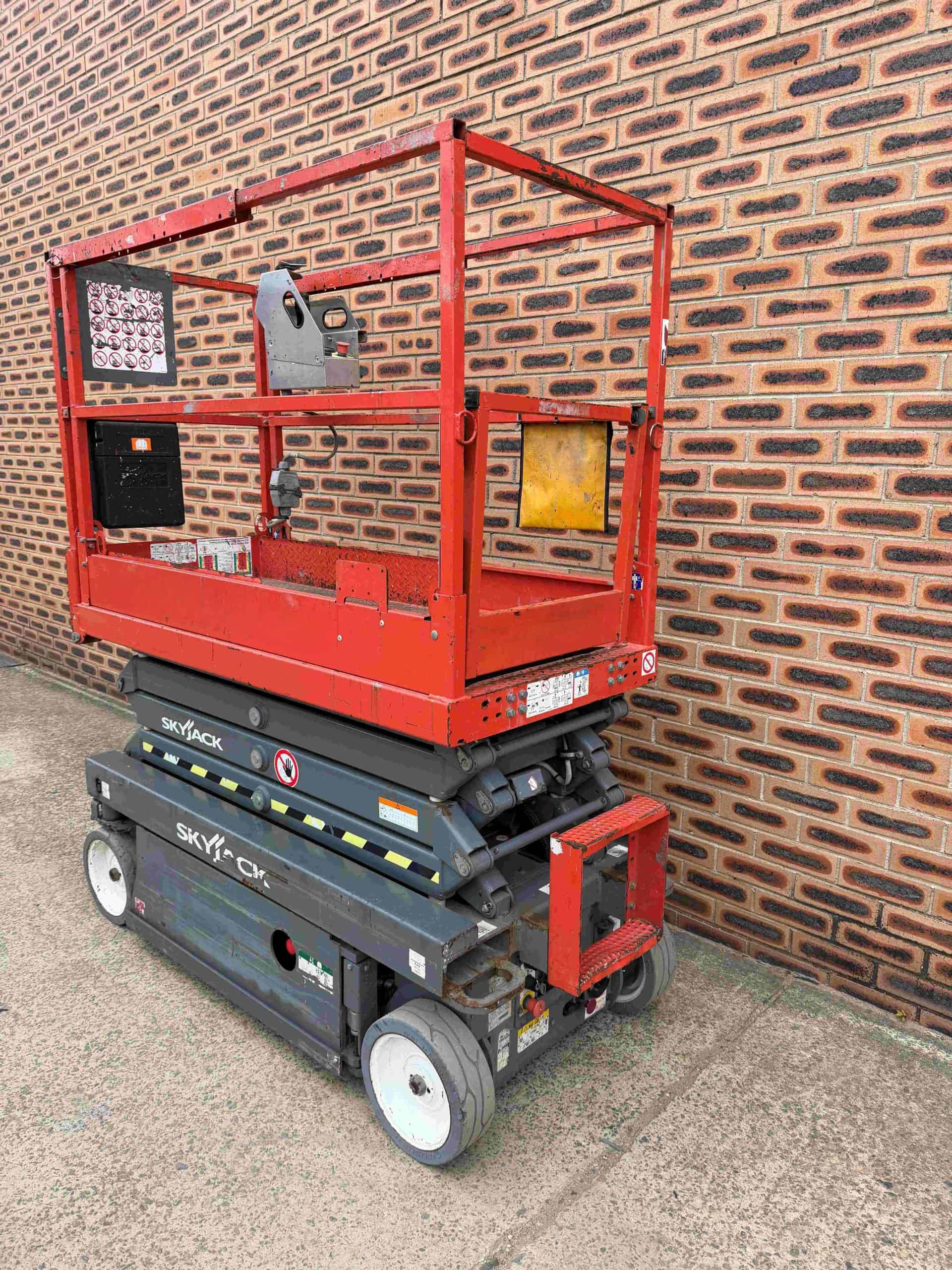 Used 19ft Electric Scissor Lift Skyjack - Image 9