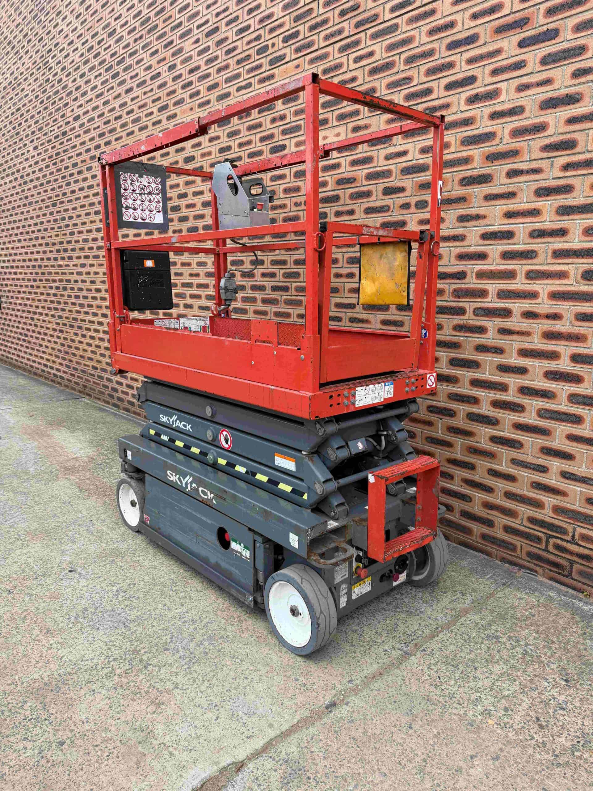 Used 19ft Electric Scissor Lift Skyjack - Image 12