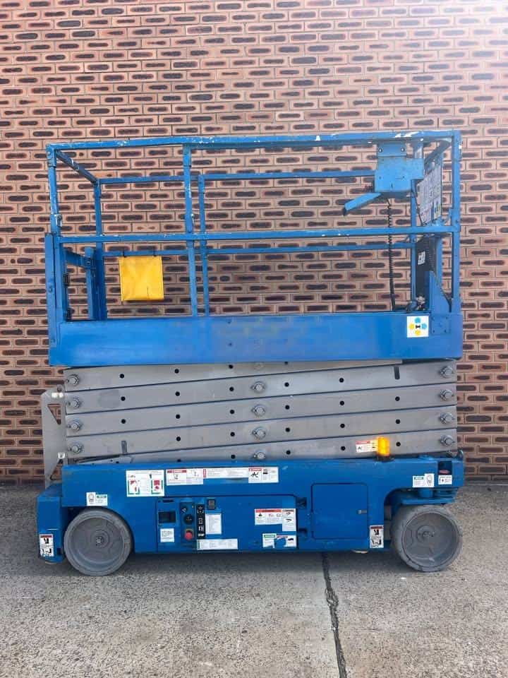 USED GENIE 32FT NARROW ELECTRIC SCISSOR LIFT