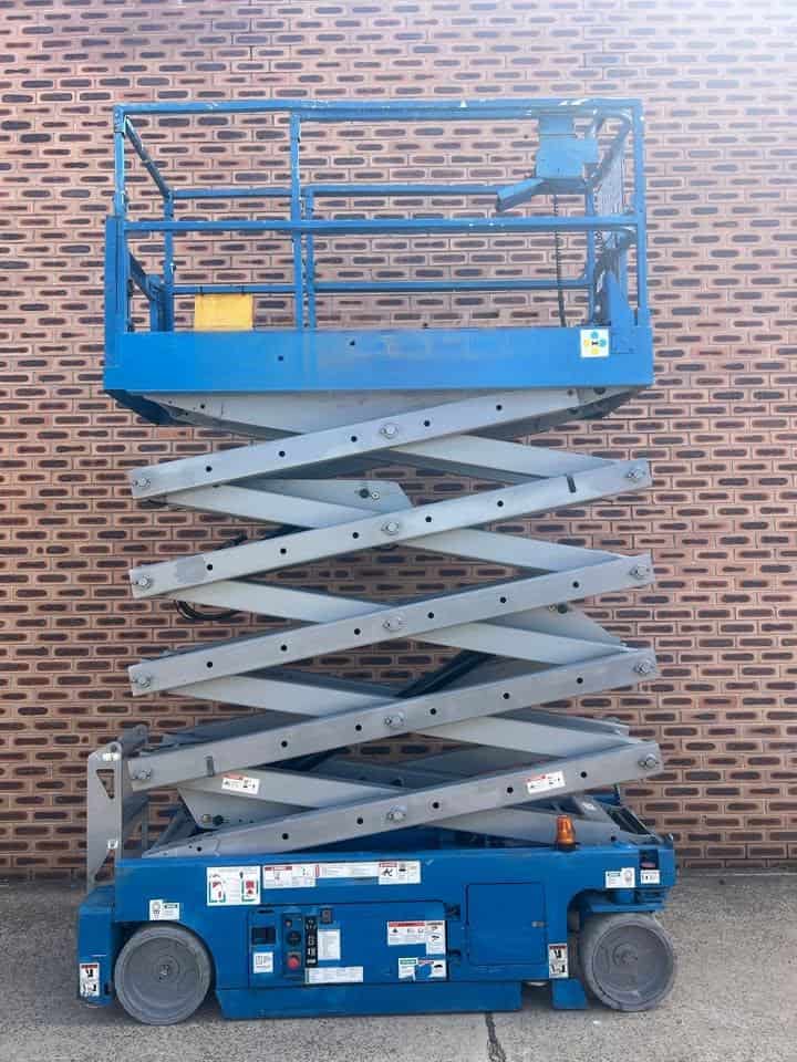 USED GENIE 32FT NARROW ELECTRIC SCISSOR LIFT - Image 2