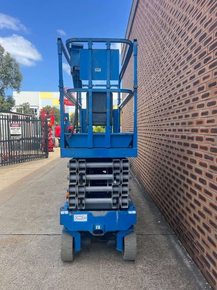 USED GENIE 32FT NARROW ELECTRIC SCISSOR LIFT - Image 3