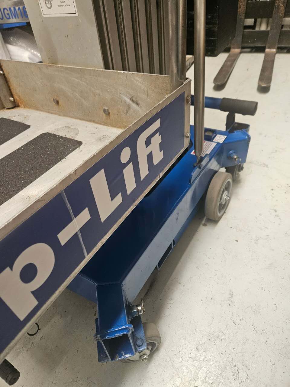 30ft Vertical Mast Personnel Lift 12V DC Power Supply - Image 12